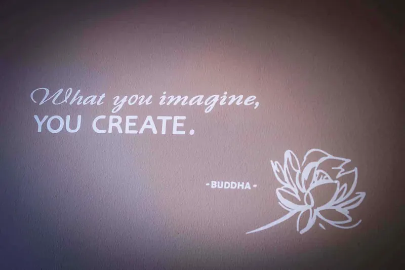 Quote op de muur van Budda: What you imagine, you create.